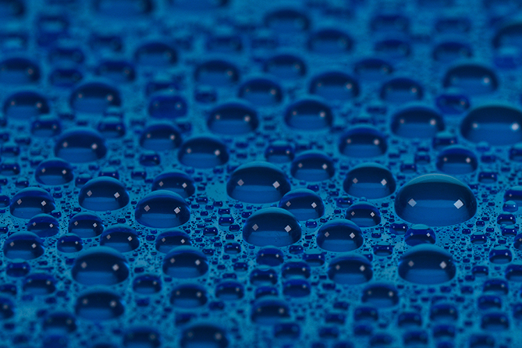 Bolle d'acqua su uno sfondo blu