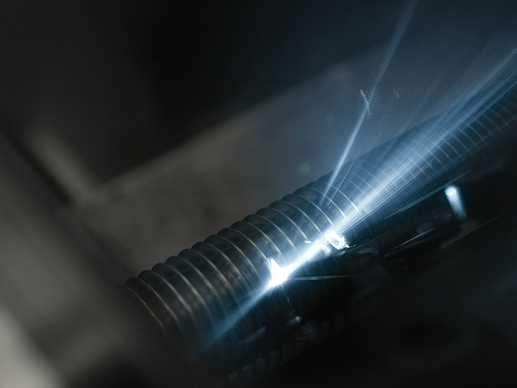 Tubo alettato saldato al laser in acciaio inossidabile e vista del raggio laser