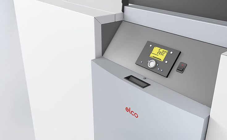 Vista dettagliata di un sistema di riscaldamento Elco con display di controllo digitale che mostra temperatura e impostazioni.