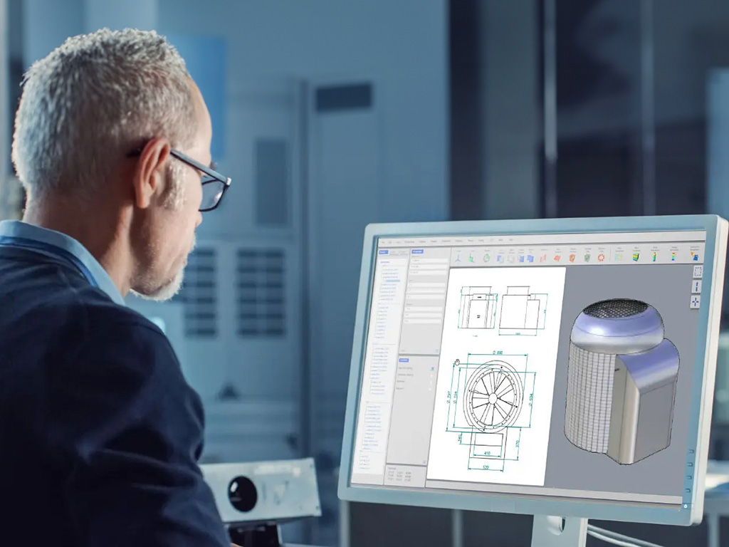 Un uomo che lavora al computer sta guardando sullo schermo un modello 3D e disegni tecnici di una pompa di calore