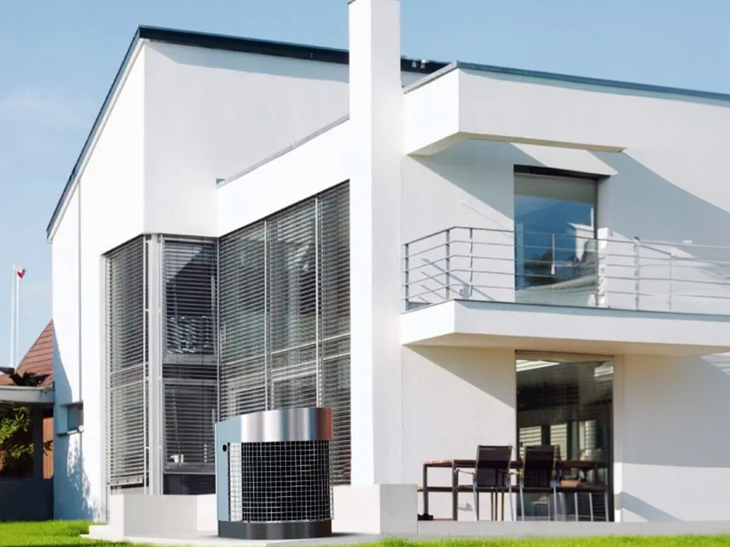 Casa moderna a due piani con ampie finestre e pompa di calore installata nel giardino