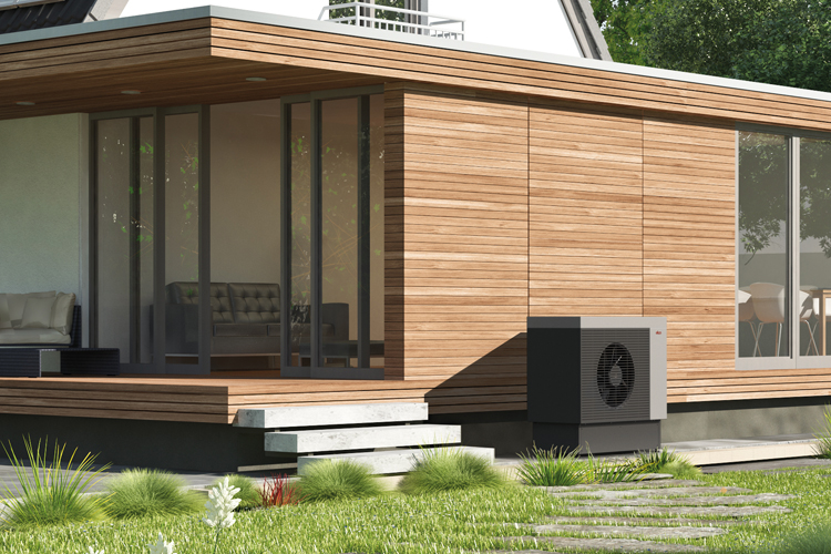 Casa ammodernata con AEROTOP SPK 7/10 a sinistra e condominio con AEROTOP SPK 16/20 a destra